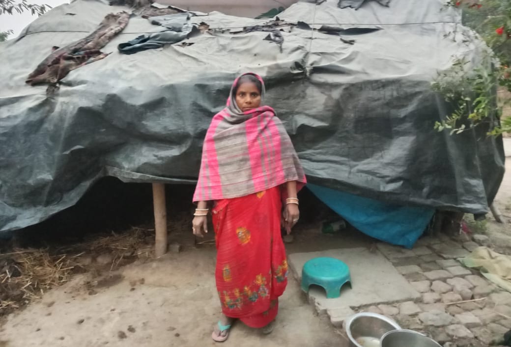 अपने परिवार की कैमरे में फोटो कैद करते फिजी से आए रविंद्र दत्त। संवाद