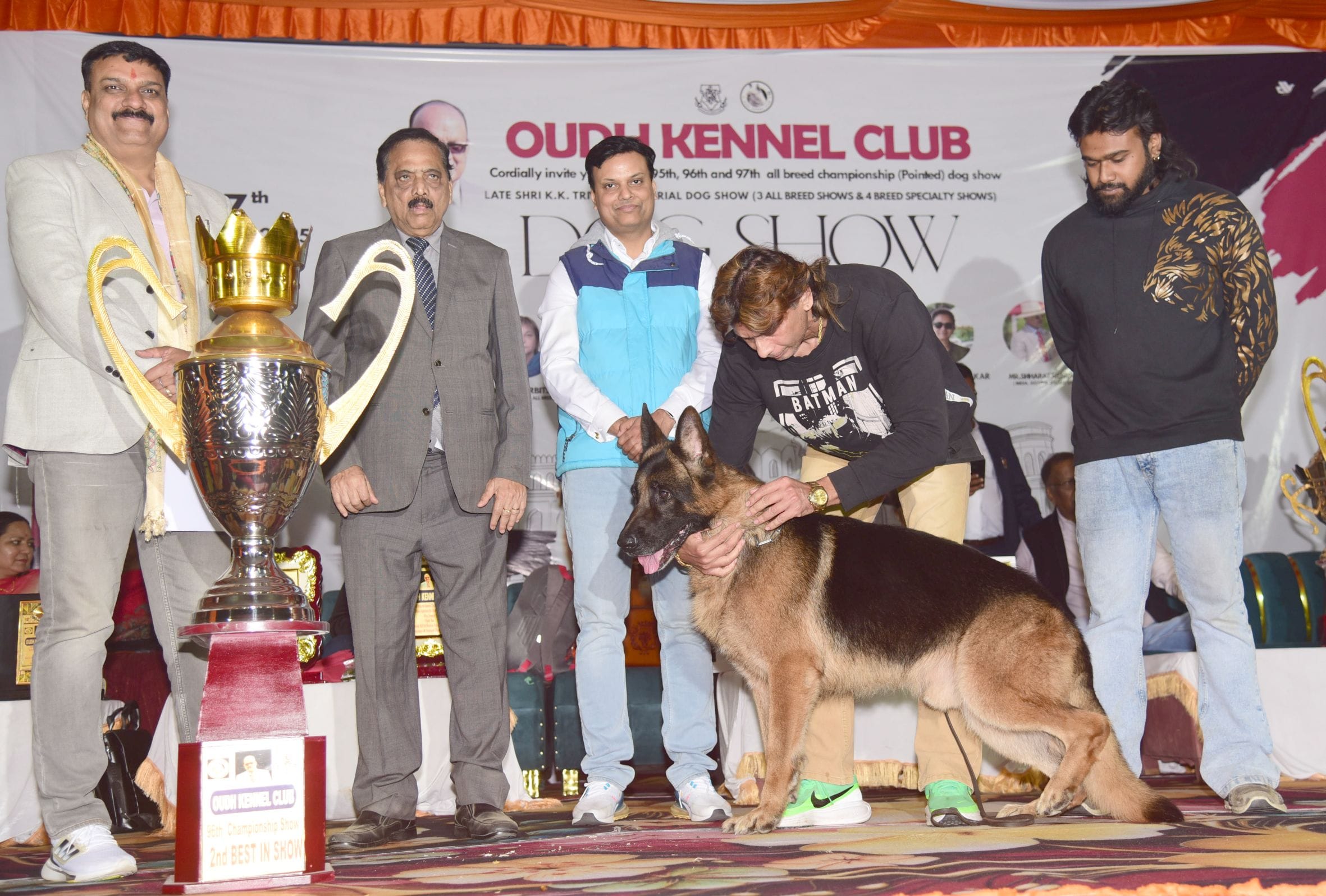 अवध केनेल क्लब की ओर से आयोजित दो दिवसीय डॉग शो में कोलकाता के गोल्डेन रिट्रिवर और हैदराबाद के 