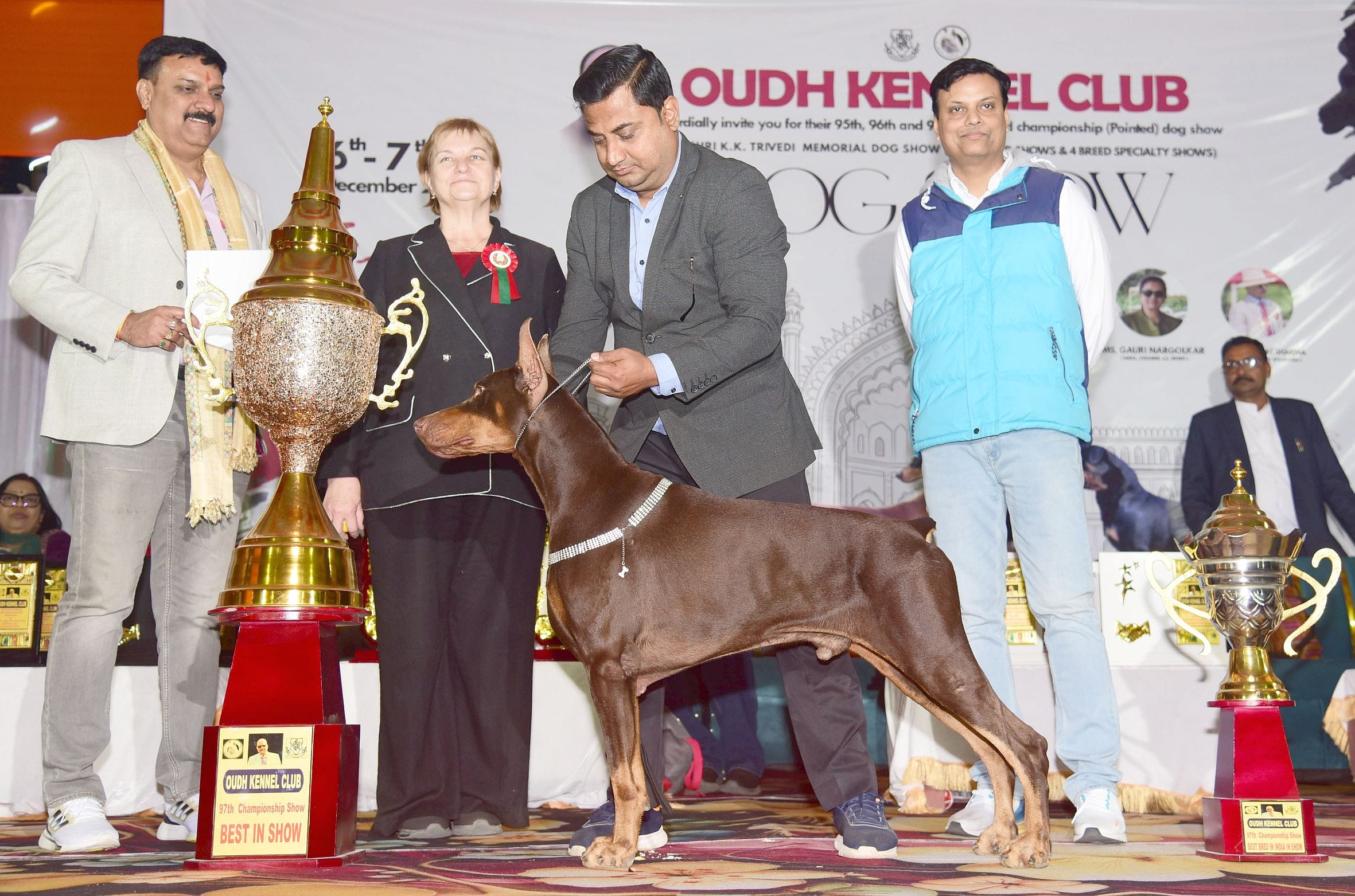 अवध केनेल क्लब की ओर से आयोजित दो दिवसीय डॉग शो में कोलकाता के गोल्डेन रिट्रिवर और हैदराबाद के 