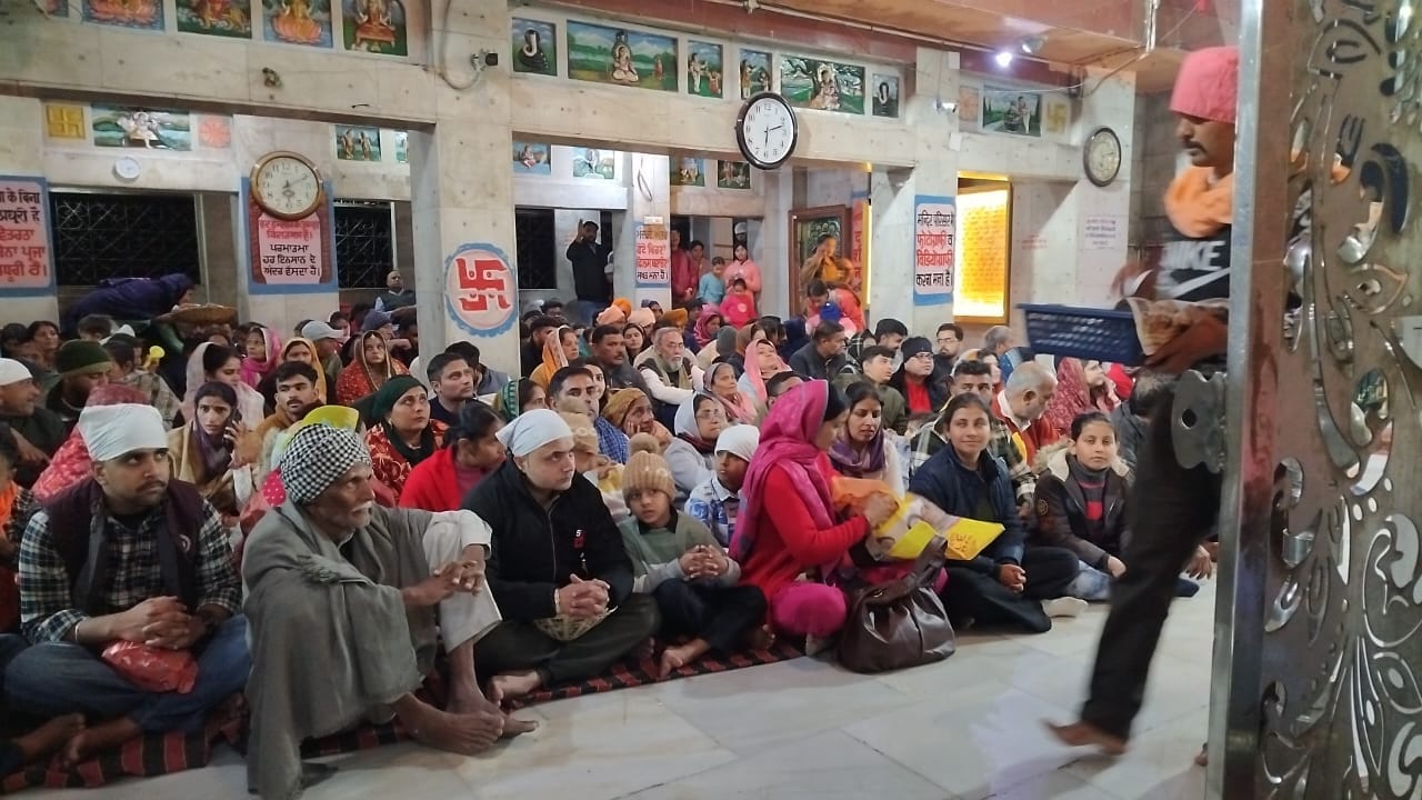 बाबा बालक नाथ मंदिर दियोटसिद्ध में दर्शनों के बाद प्रसाद लेते श्रद्धालु। संवाद