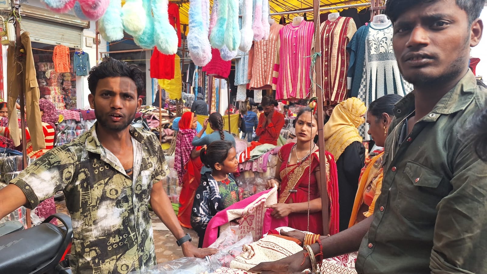 बरदहिया बाजार में उनी कपड़ों की खरीदारी करते हुए लोग । संवाद बरदहिया बाजार में उनी कपड़ों की खरीदारी करते हुए लोग । संवाद