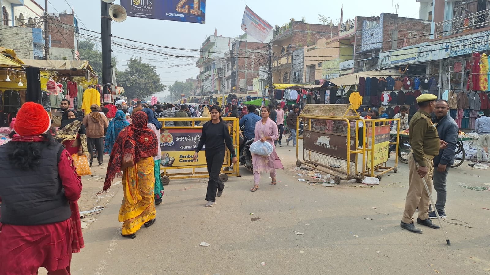 बरदहिया बाजार में उनी कपड़ों की खरीदारी करते हुए लोग । संवाद बरदहिया बाजार में उनी कपड़ों की खरीदारी करते हुए लोग । संवाद