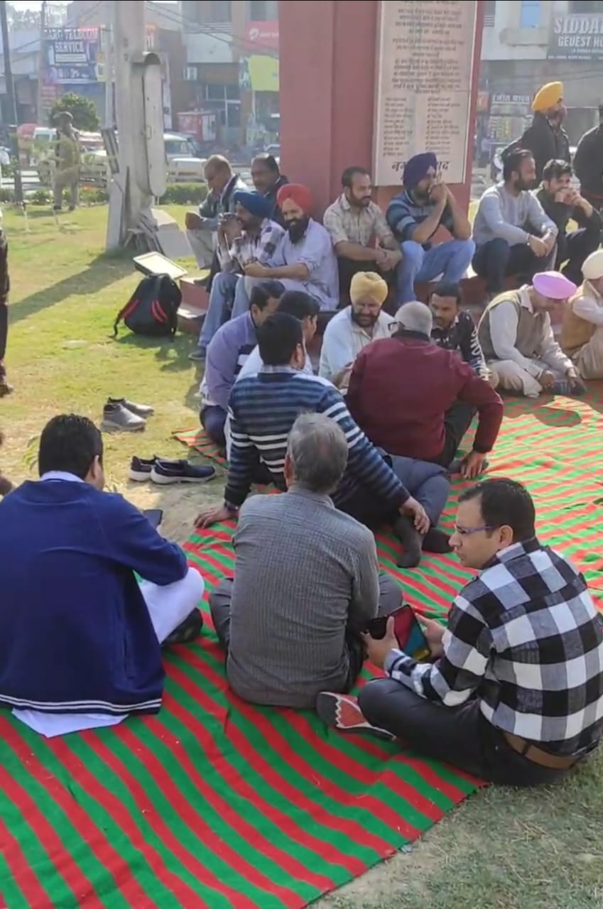 डबवाली।जीटी रोड के दुकानदार चेयरमैन से बातचीत करते हुए। संवाद डबवाली।जीटी रोड के दुकानदार चेयरमैन से बातचीत करते हुए। संवाद