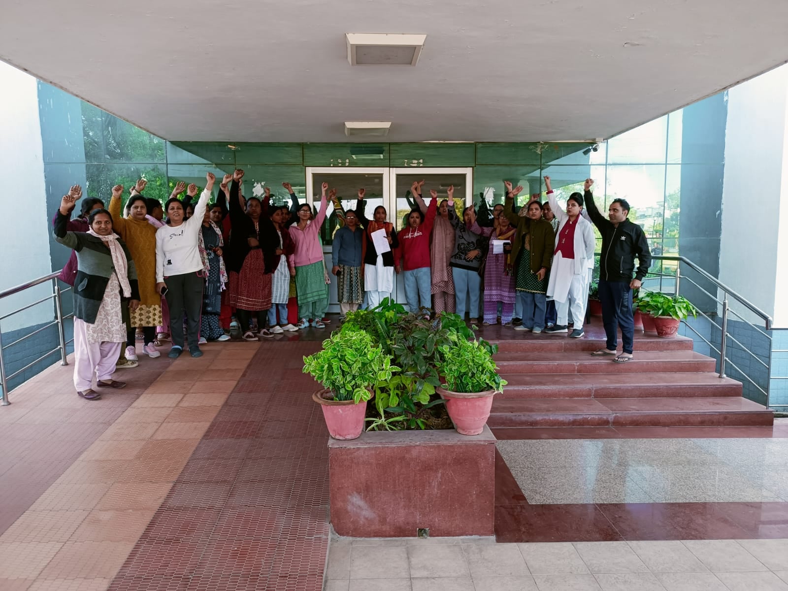 फोटो - 01 नर्सिंग ऑफीसर के घर में बिखरा पड़ा सामान। संवाद