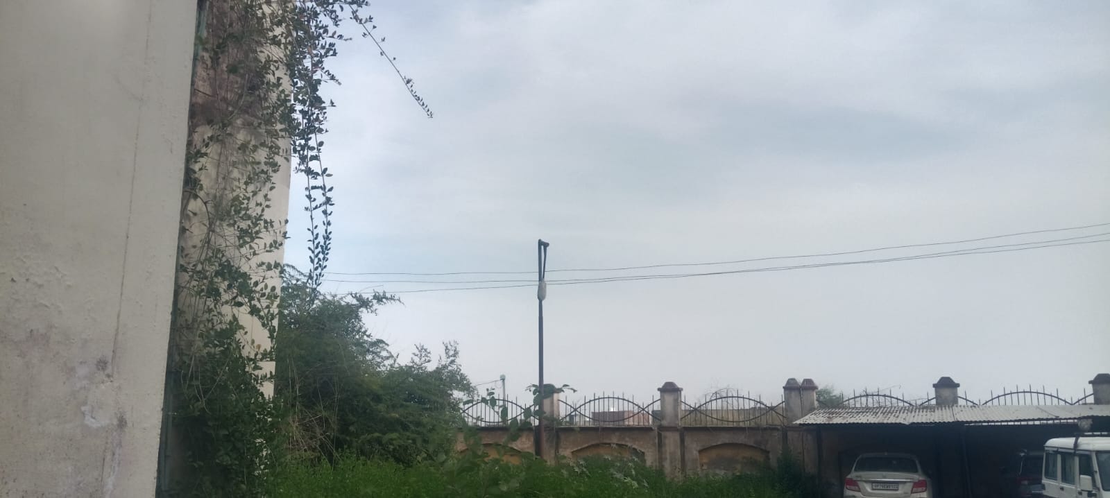 फोटो - 01 नर्सिंग ऑफीसर के घर में बिखरा पड़ा सामान। संवाद