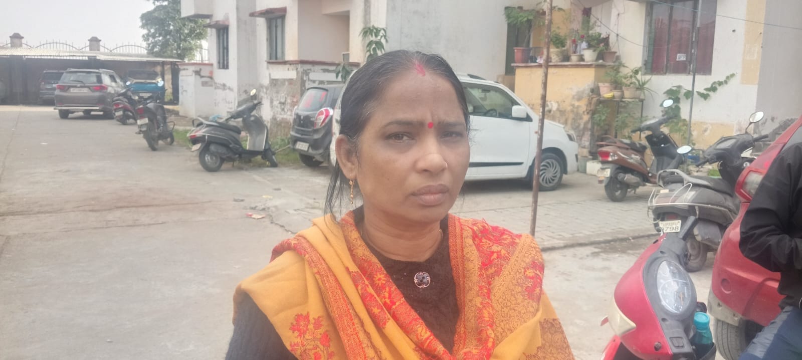 फोटो - 01 नर्सिंग ऑफीसर के घर में बिखरा पड़ा सामान। संवाद