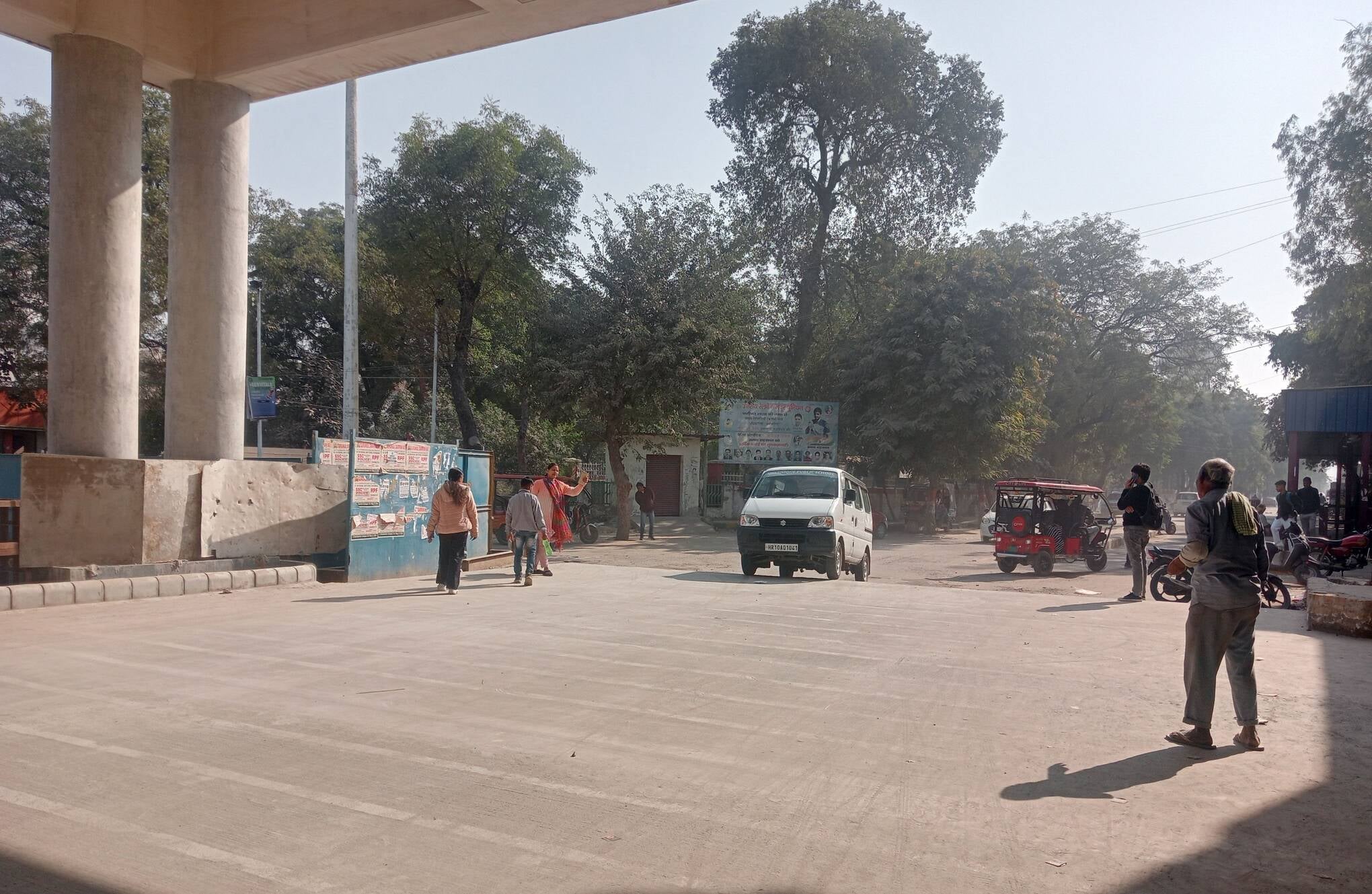 फोटो 04- सोनीपत स्टेशन के मुख्य प्रवेश-निकासी द्वार पर डिवाइडर बनाकर पार्किंग क्षेत्र का किया ज फोटो 04- सोनीपत स्टेशन के मुख्य प्रवेश-निकासी द्वार पर डिवाइडर बनाकर पार्किंग क्षेत्र का किया ज