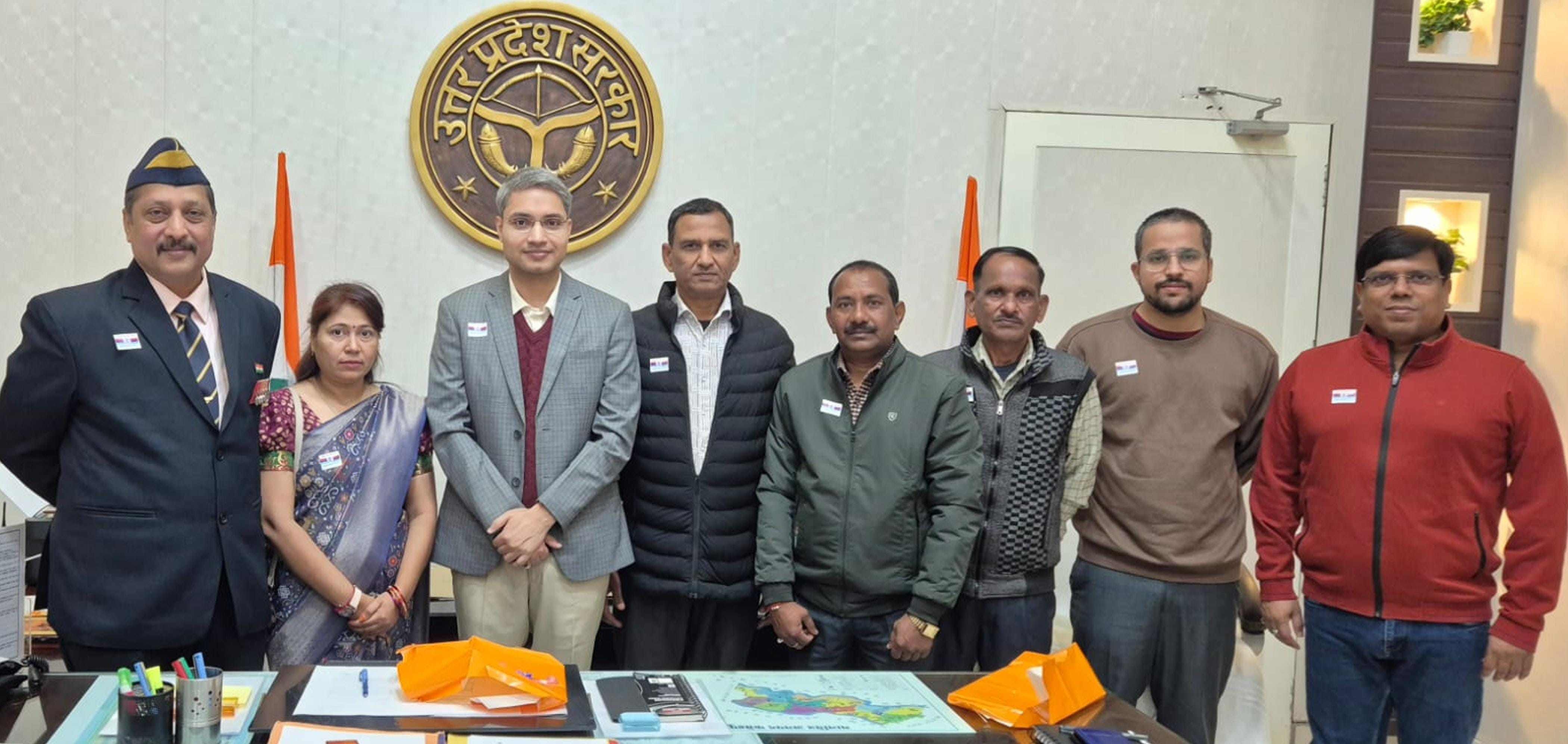 Dm Released Souvenir Book On Flag Day - Fatehpur News - Fatehpur News:झंडा  दिवस पर डीएम ने किया स्मारिका पुस्तक का विमोचन