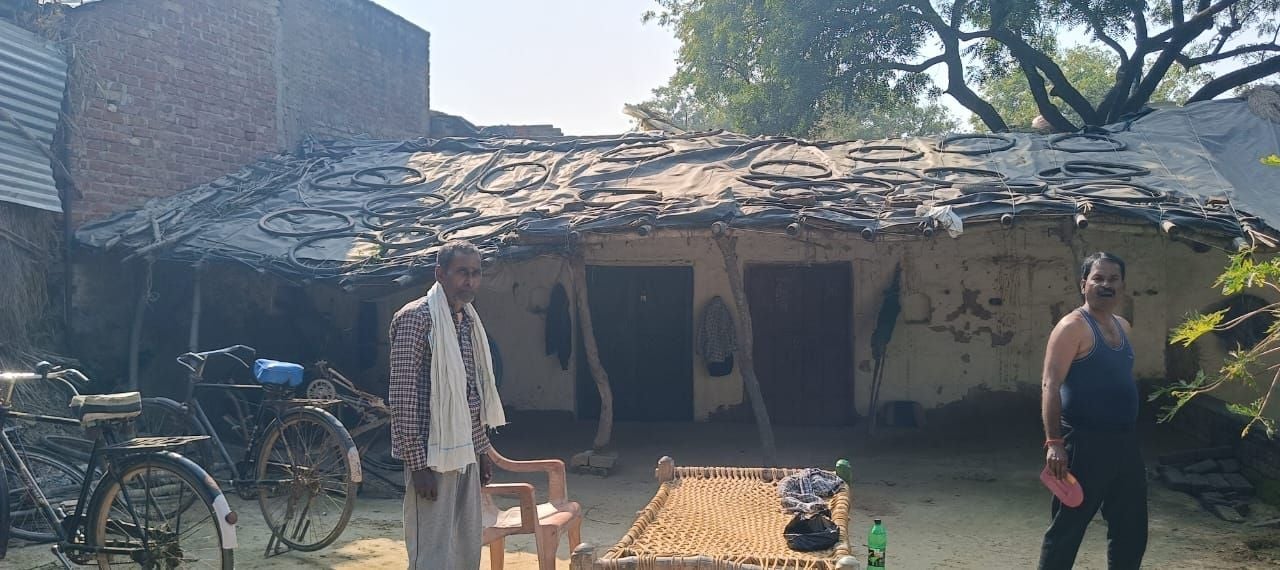 फोटो-10-सरोजनी देवी का परिवार बीते 15 सालों से इसी झोपड़ी में रहने के लिए मजबूर है। संवाद फोटो-10-सरोजनी देवी का परिवार बीते 15 सालों से इसी झोपड़ी में रहने के लिए मजबूर है। संवाद