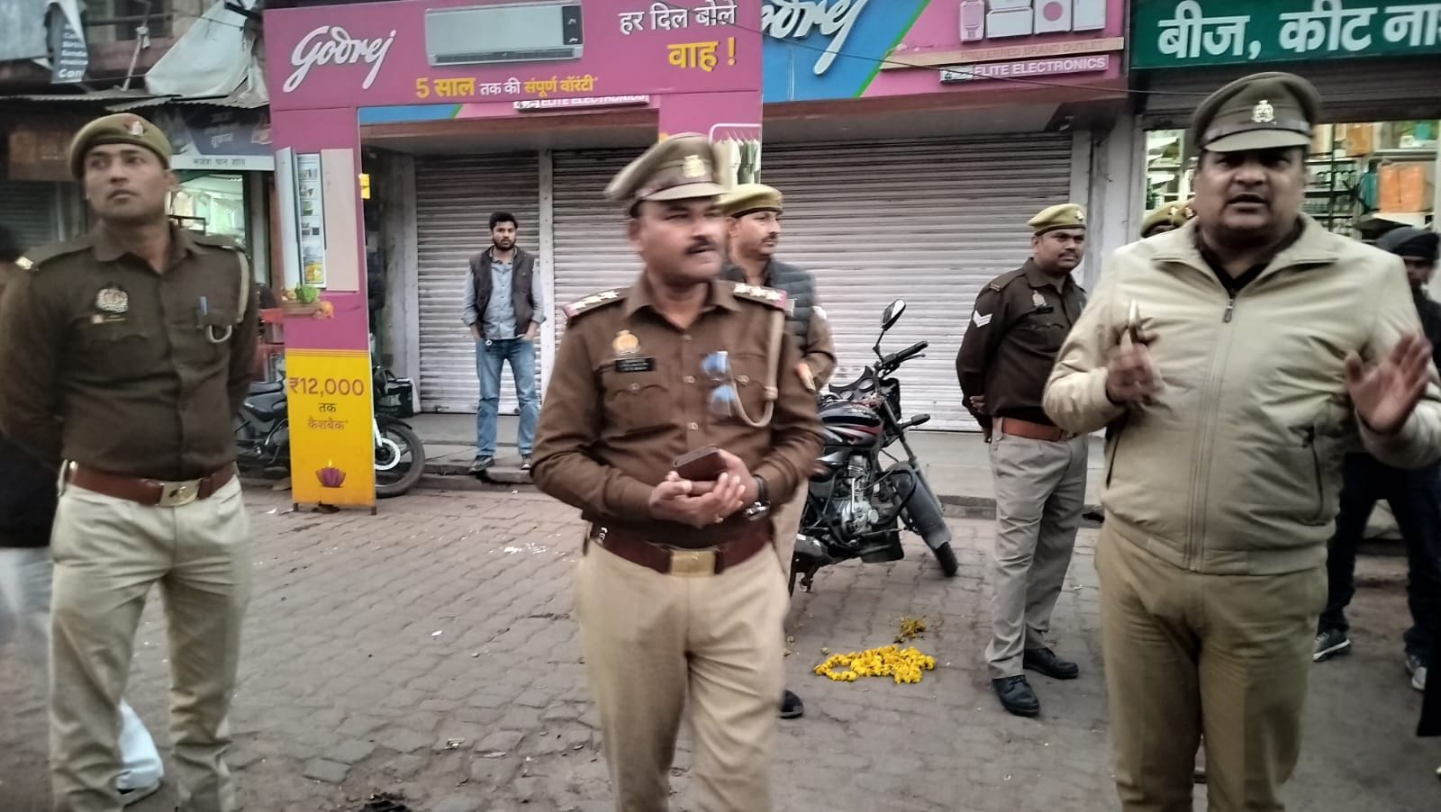 फोटो- 35- घटनास्थल पर खड़ी क्षतिग्रस्त कार। स्रोत:दुकानदार