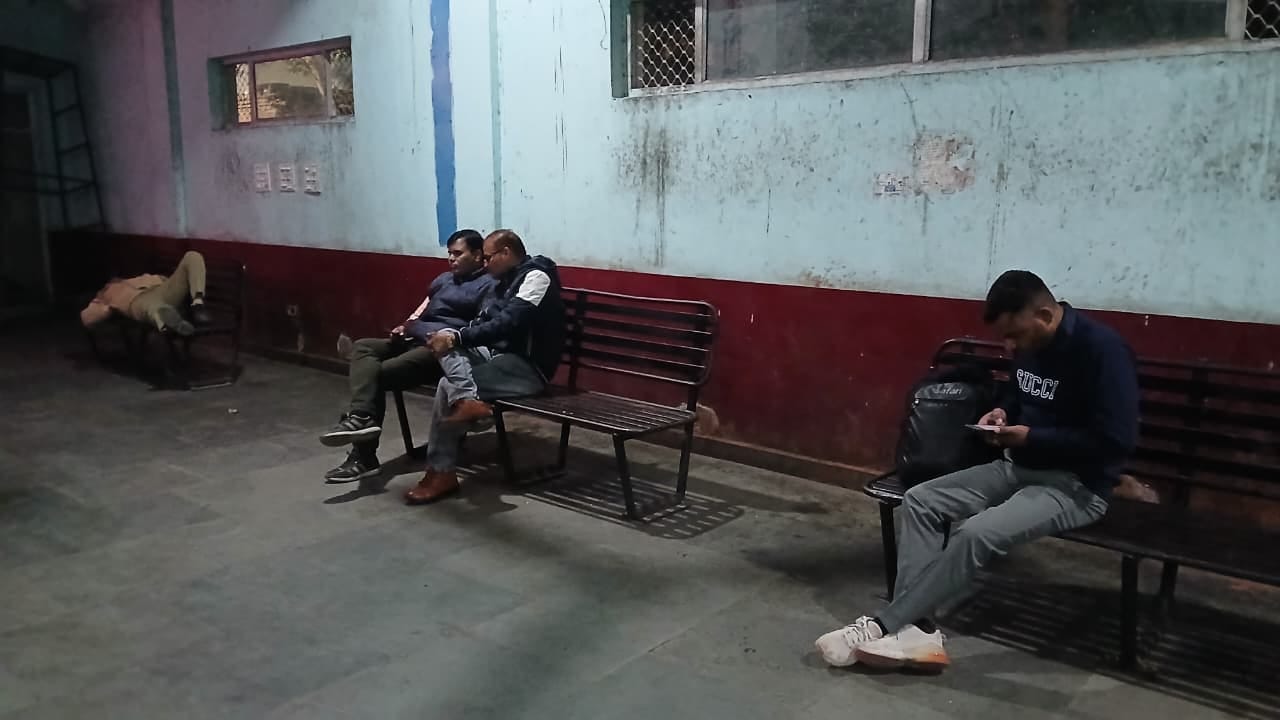 फोटो 5 बस स्टैंड पर लगी कुर्सियों पर सर्दी में चादर ओढ़कर सोता यात्री। संवाद