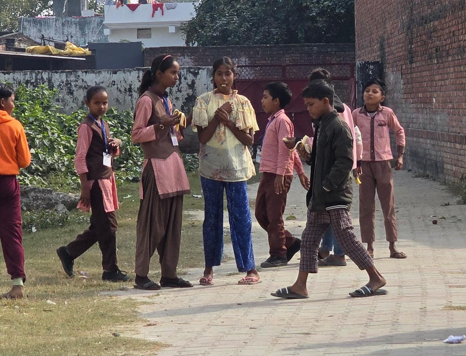 गोला के लोने सिंह संविलियन विद्यालय में बिना यूनिफॉर्म में बच्चे। संवाद गोला के लोने सिंह संविलियन विद्यालय में बिना यूनिफॉर्म में बच्चे। संवाद