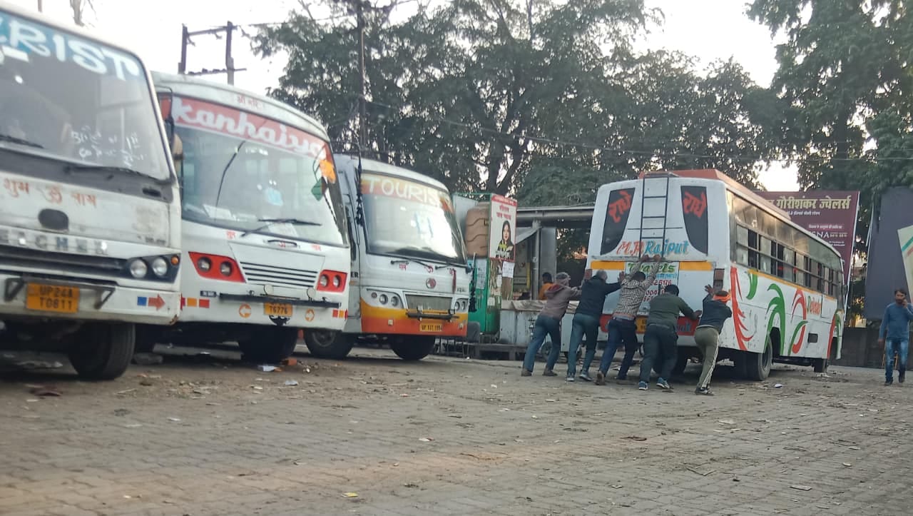 गन्ना लदे ट्रैक्ट्रर- ट्राली में रिफ्लेक्टर लगवाते परिवहन विभाग के अधिकारी। स्रोत- विभाग