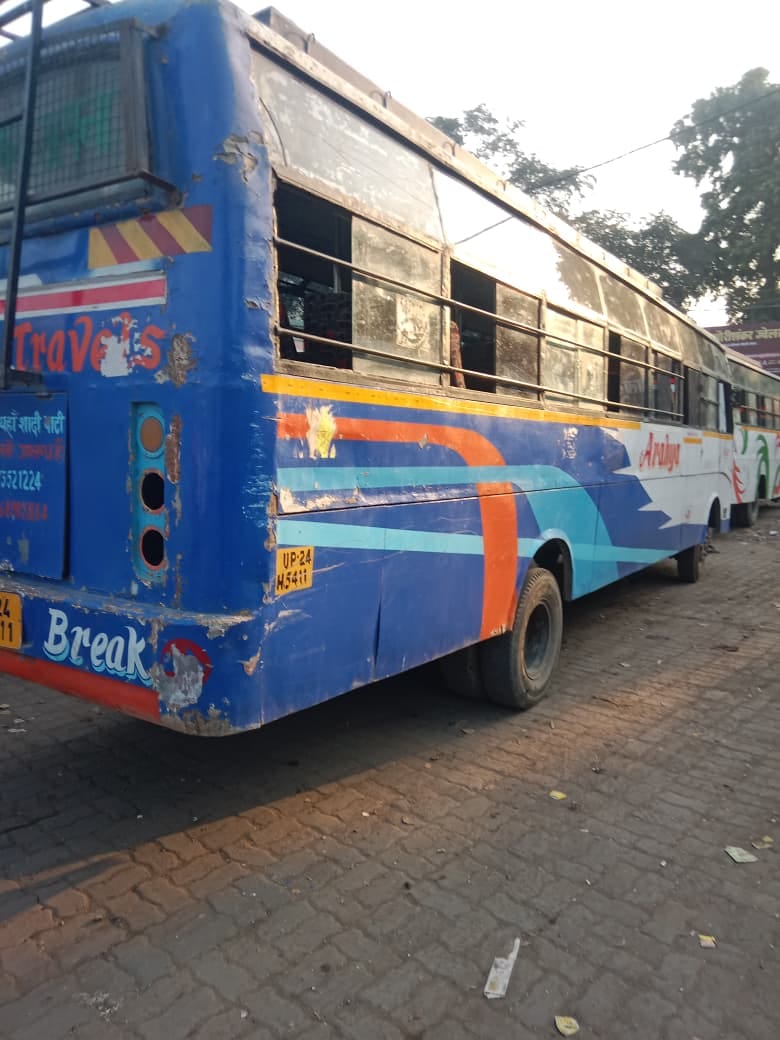 गन्ना लदे ट्रैक्ट्रर- ट्राली में रिफ्लेक्टर लगवाते परिवहन विभाग के अधिकारी। स्रोत- विभाग