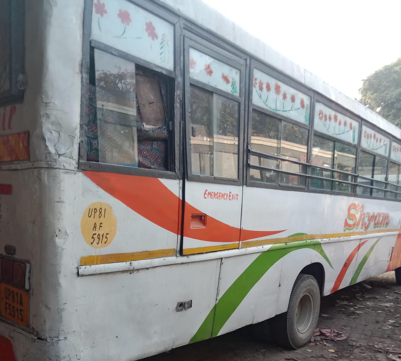 गन्ना लदे ट्रैक्ट्रर- ट्राली में रिफ्लेक्टर लगवाते परिवहन विभाग के अधिकारी। स्रोत- विभाग