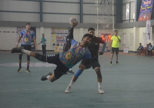 हैंडबाॅल चैंपियनशिप में गोल करने का प्रयास करते खिलाड़ी व मौजूद दर्शक। हैंडबाॅल चैंपियनशिप में गोल करने का प्रयास करते खिलाड़ी व मौजूद दर्शक।