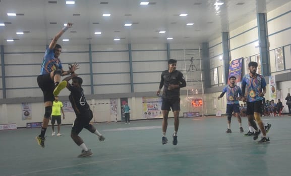 हैंडबाॅल चैंपियनशिप में गोल करने का प्रयास करते खिलाड़ी व मौजूद दर्शक। हैंडबाॅल चैंपियनशिप में गोल करने का प्रयास करते खिलाड़ी व मौजूद दर्शक।