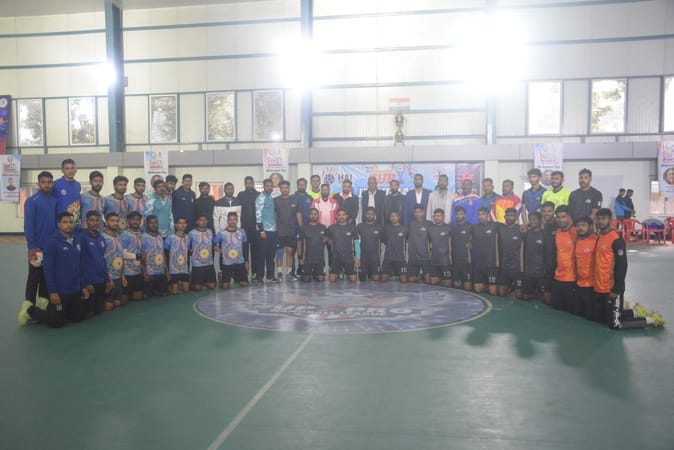 हैंडबाॅल चैंपियनशिप में गोल करने का प्रयास करते खिलाड़ी व मौजूद दर्शक। हैंडबाॅल चैंपियनशिप में गोल करने का प्रयास करते खिलाड़ी व मौजूद दर्शक।