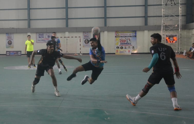 हैंडबाॅल चैंपियनशिप में गोल करने का प्रयास करते खिलाड़ी व मौजूद दर्शक। हैंडबाॅल चैंपियनशिप में गोल करने का प्रयास करते खिलाड़ी व मौजूद दर्शक।