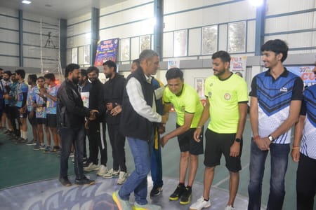 हैंडबाॅल चैंपियनशिप में गोल करने का प्रयास करते खिलाड़ी व मौजूद दर्शक। हैंडबाॅल चैंपियनशिप में गोल करने का प्रयास करते खिलाड़ी व मौजूद दर्शक।