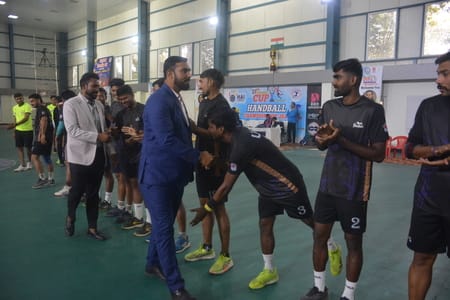 हैंडबाॅल चैंपियनशिप में गोल करने का प्रयास करते खिलाड़ी व मौजूद दर्शक। हैंडबाॅल चैंपियनशिप में गोल करने का प्रयास करते खिलाड़ी व मौजूद दर्शक।