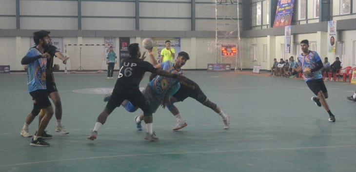 हैंडबाॅल चैंपियनशिप में गोल करने का प्रयास करते खिलाड़ी व मौजूद दर्शक। हैंडबाॅल चैंपियनशिप में गोल करने का प्रयास करते खिलाड़ी व मौजूद दर्शक।