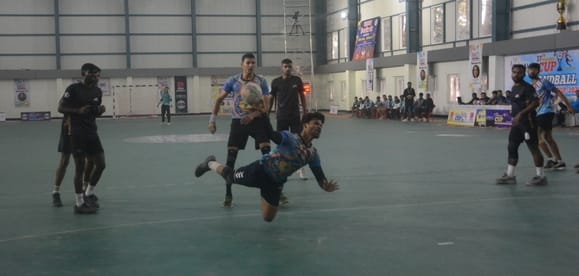 हैंडबाॅल चैंपियनशिप में गोल करने का प्रयास करते खिलाड़ी व मौजूद दर्शक। हैंडबाॅल चैंपियनशिप में गोल करने का प्रयास करते खिलाड़ी व मौजूद दर्शक।