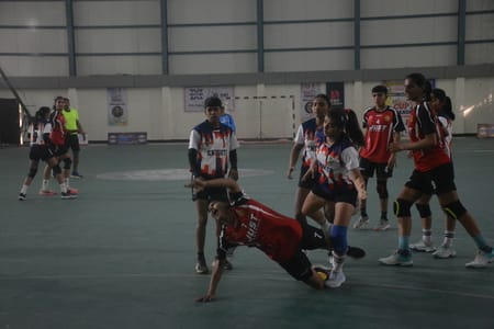हैंडबाॅल चैंपियनशिप में गोल करने का प्रयास करते खिलाड़ी व मौजूद दर्शक। हैंडबाॅल चैंपियनशिप में गोल करने का प्रयास करते खिलाड़ी व मौजूद दर्शक।