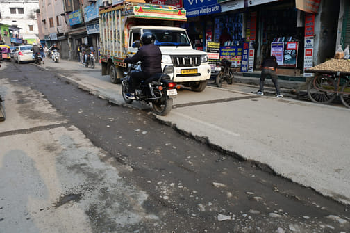 हल्द्वानी रामपुर रोड पर स्टैंर्डड स्वीटस के सामने सड़क पर खुदाई के बाद हुआ गहरा गड्ढा। अमर उ हल्द्वानी रामपुर रोड पर स्टैंर्डड स्वीटस के सामने सड़क पर खुदाई के बाद हुआ गहरा गड्ढा। अमर उ