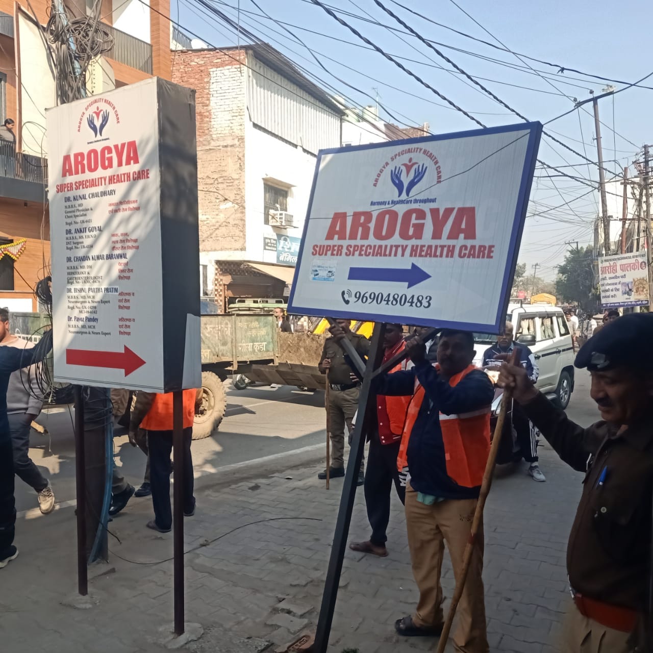 होर्डिंग गिराती जेसीबी। स्रोत: निगम होर्डिंग गिराती जेसीबी। स्रोत: निगम