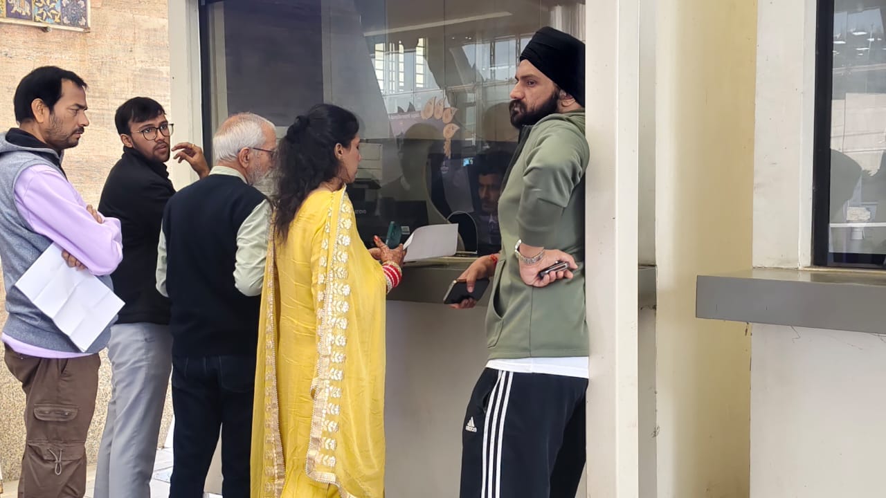 जयपुर एयरपोर्ट पर परेशान होते यात्री