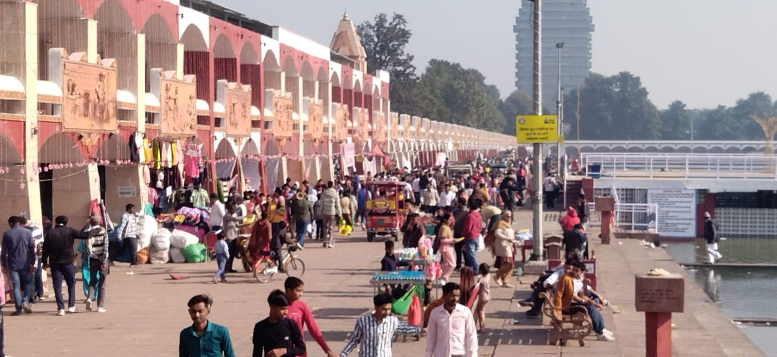 कुरुक्षेत्र। ब्रह्मसरोवर पर रविवार को भी सजी दुकानों पर खरीदारी करते पर्यटक। संवाद कुरुक्षेत्र। ब्रह्मसरोवर पर रविवार को भी सजी दुकानों पर खरीदारी करते पर्यटक। संवाद