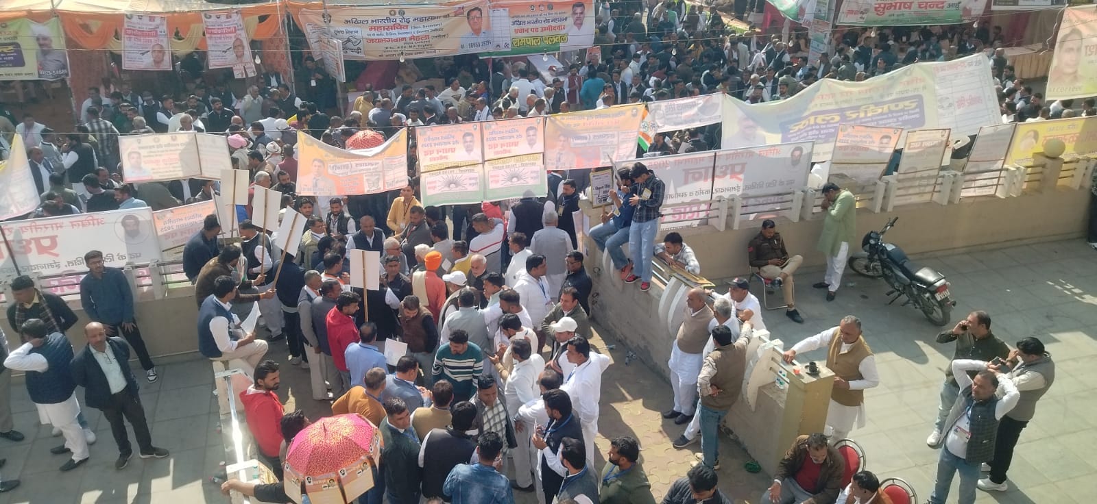 कुरुक्षेत्र। रोड़ महासभा के चुनाव के दौरान इस तरह उमड़ी रही उम्मीदवारों के समर्थकों की भीड़। सं कुरुक्षेत्र। रोड़ महासभा के चुनाव के दौरान इस तरह उमड़ी रही उम्मीदवारों के समर्थकों की भीड़। सं