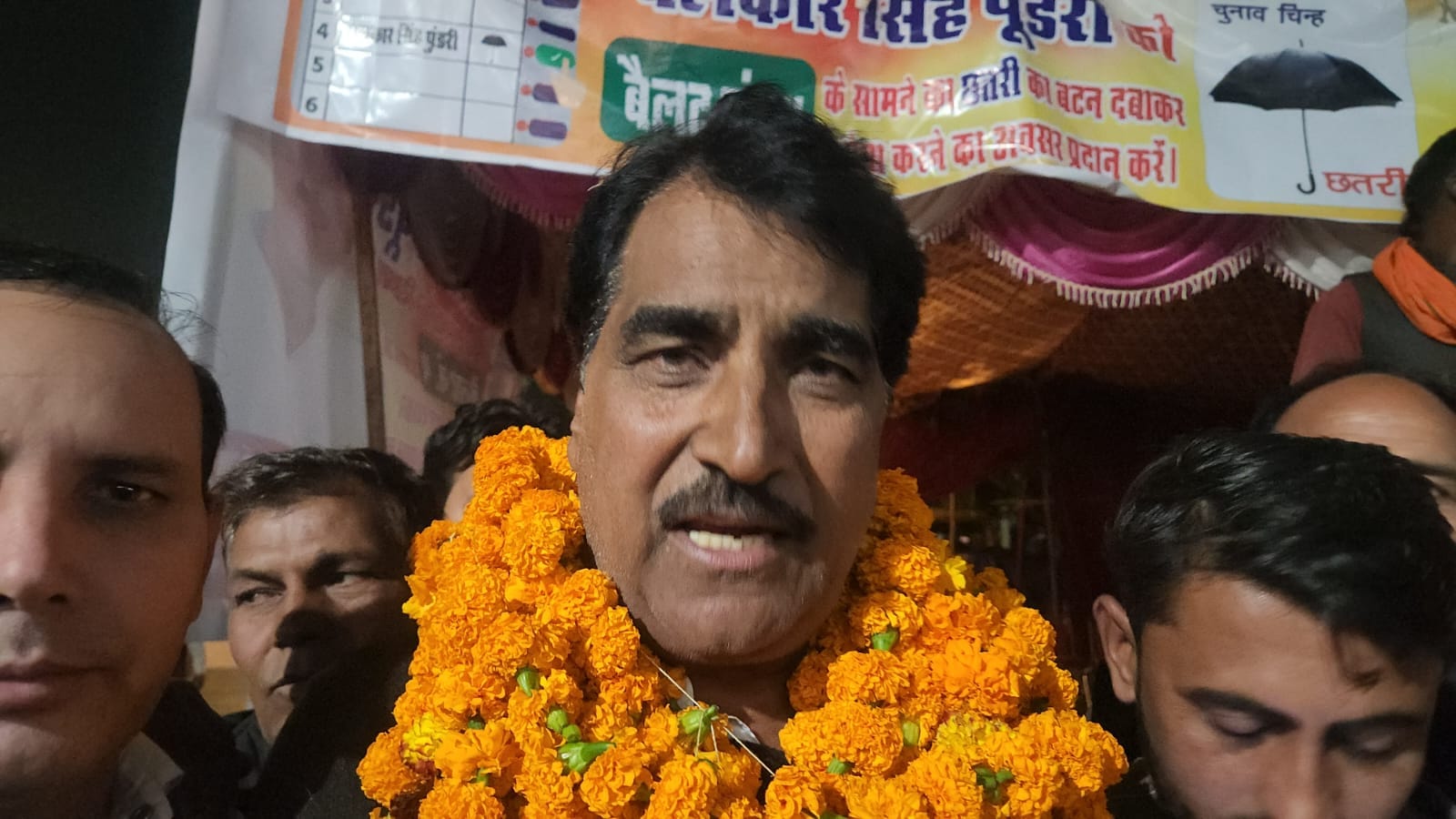 कुरुक्षेत्र। समर्थकों के साथ जीत का चिंह बनाकर खुशी जाहिर करते हुए बलकार सिंह। संवाद