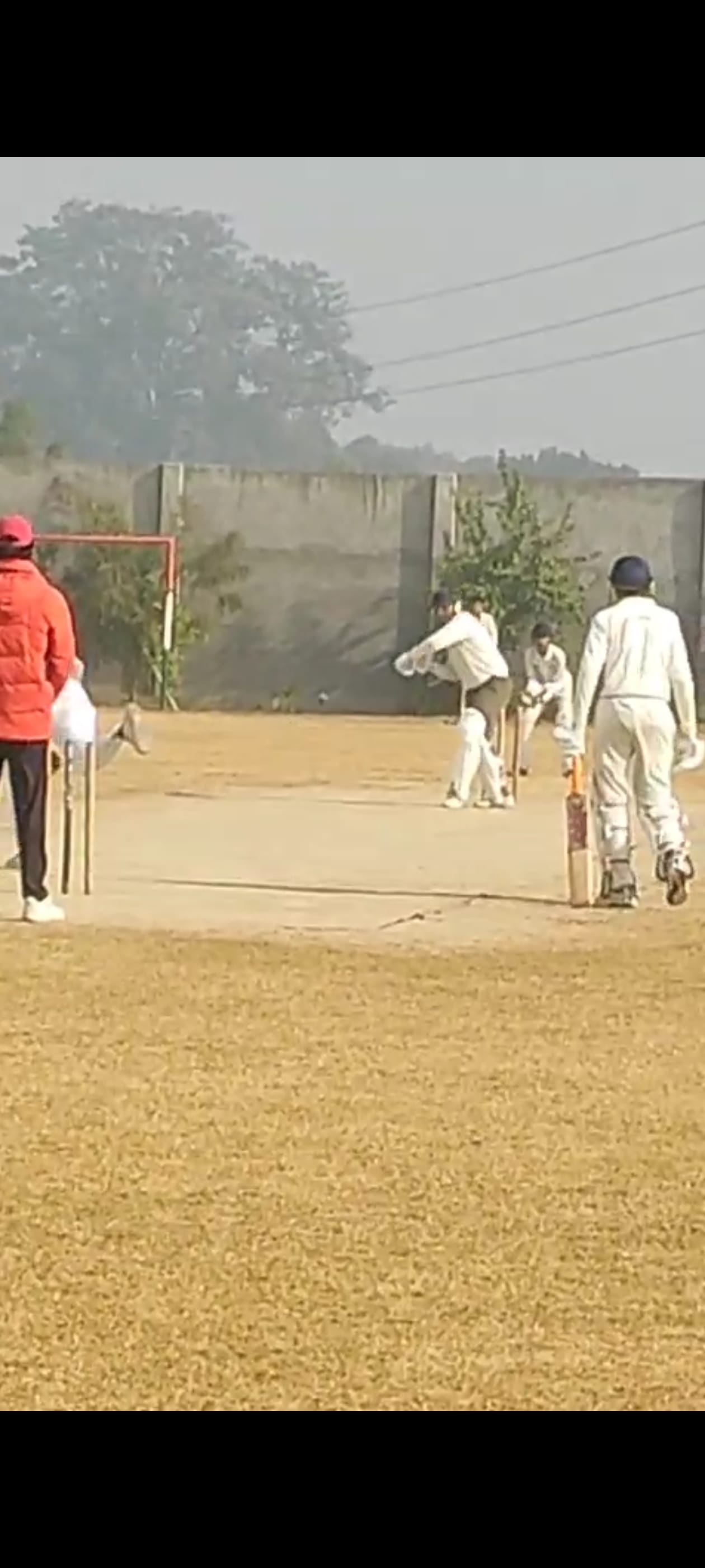 क्रिकेट मैच खेलते हुए। (स्त्रोत संस्थान) बहसूमा। क्रिकेट मैच खेलते हुए। (स्त्रोत संस्थान) बहसूमा।