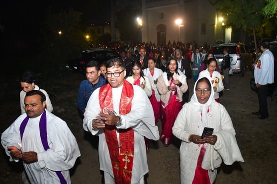 कि्रसमस के उपलक्ष्य में रविवार को सिगरा के संत पॉलस चर्च में प्रभू यीशु मसीह की महिमा के गीत ग कि्रसमस के उपलक्ष्य में रविवार को सिगरा के संत पॉलस चर्च में प्रभू यीशु मसीह की महिमा के गीत ग