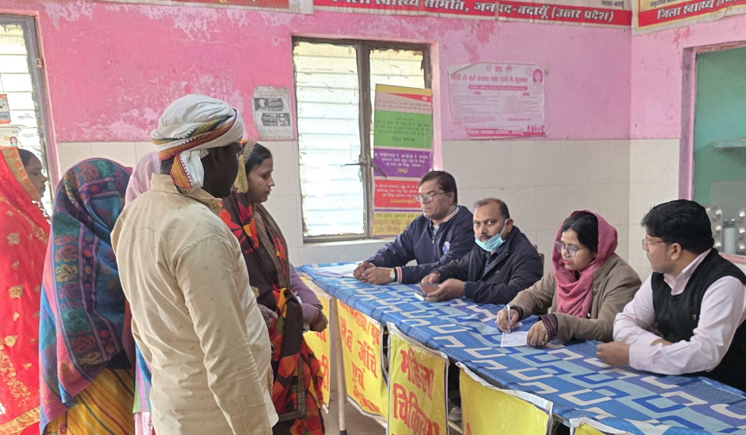 कादरचौक में आरोग्य मेला में स्वस्थ्य परीक्षण कराते लोग। संवाद