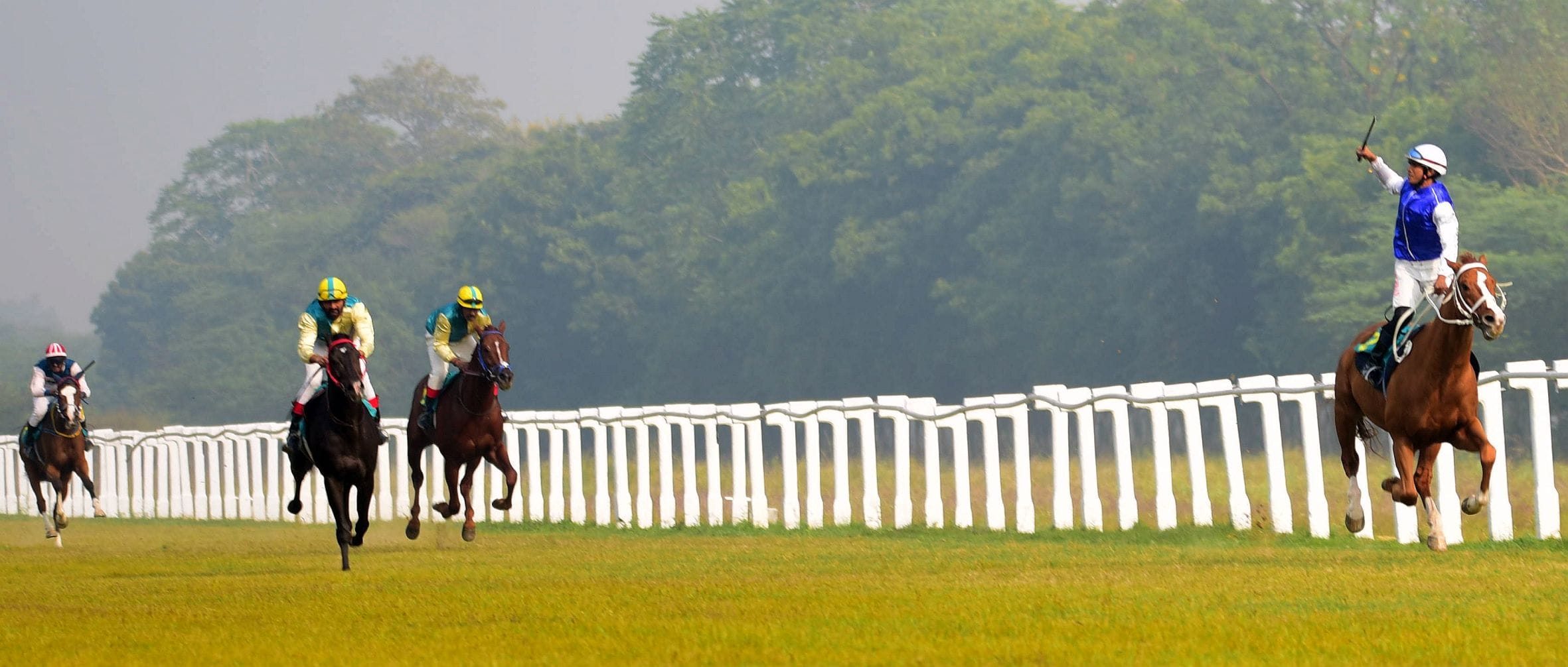 लखनऊ रेसकोर्स में आयोजित मिलेनियम कप की झलकियां। लखनऊ रेसकोर्स में आयोजित मिलेनियम कप की झलकियां।