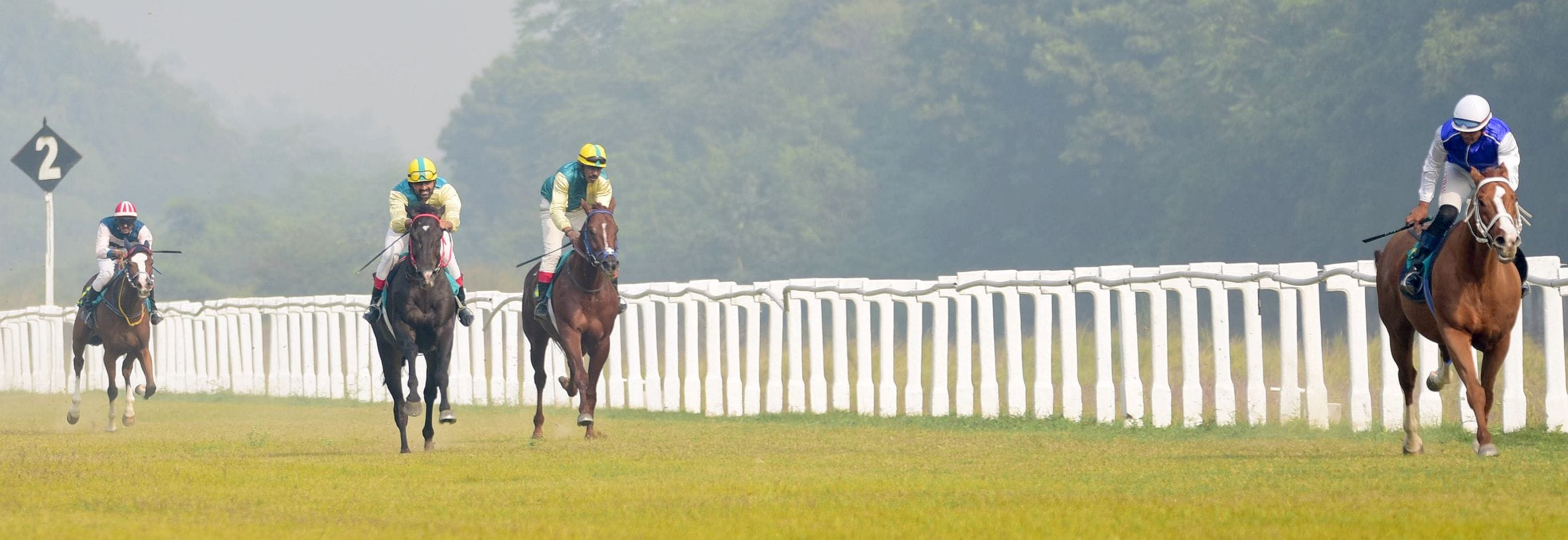 लखनऊ रेसकोर्स में आयोजित मिलेनियम कप की झलकियां। लखनऊ रेसकोर्स में आयोजित मिलेनियम कप की झलकियां।