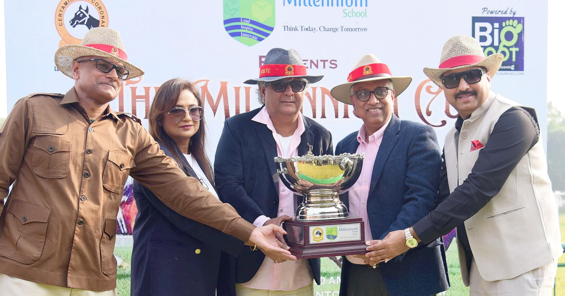 लखनऊ रेसकोर्स में आयोजित मिलेनियम कप की झलकियां। लखनऊ रेसकोर्स में आयोजित मिलेनियम कप की झलकियां।