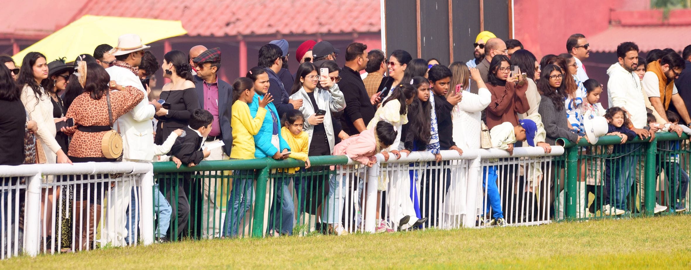 लखनऊ रेसकोर्स में आयोजित मिलेनियम कप की झलकियां। लखनऊ रेसकोर्स में आयोजित मिलेनियम कप की झलकियां।