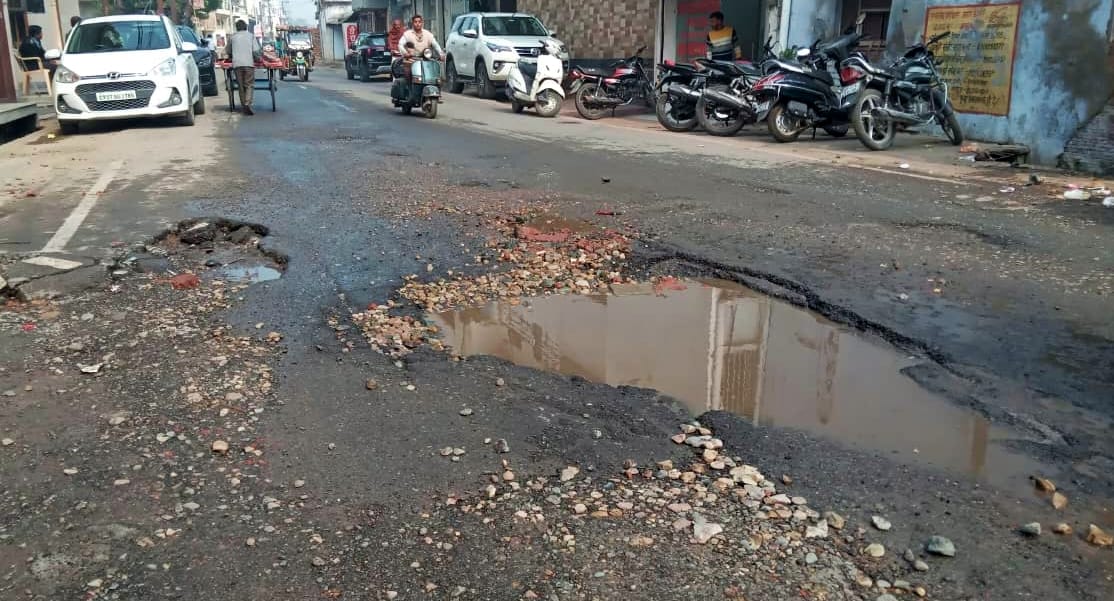 मोहल्ला बिजलीपुरा में वाटरपाइप लाइन में हुए लीकेज के दौरान बहता पानी। स्रोत: जागरूक पाठक