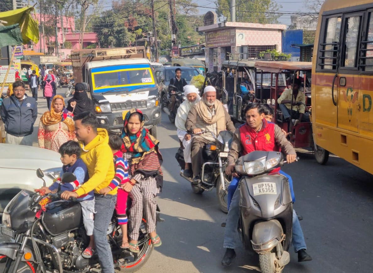 मुख्य मार्ग पर लगा जाम। ( मवाना) मुख्य मार्ग पर लगा जाम। ( मवाना)