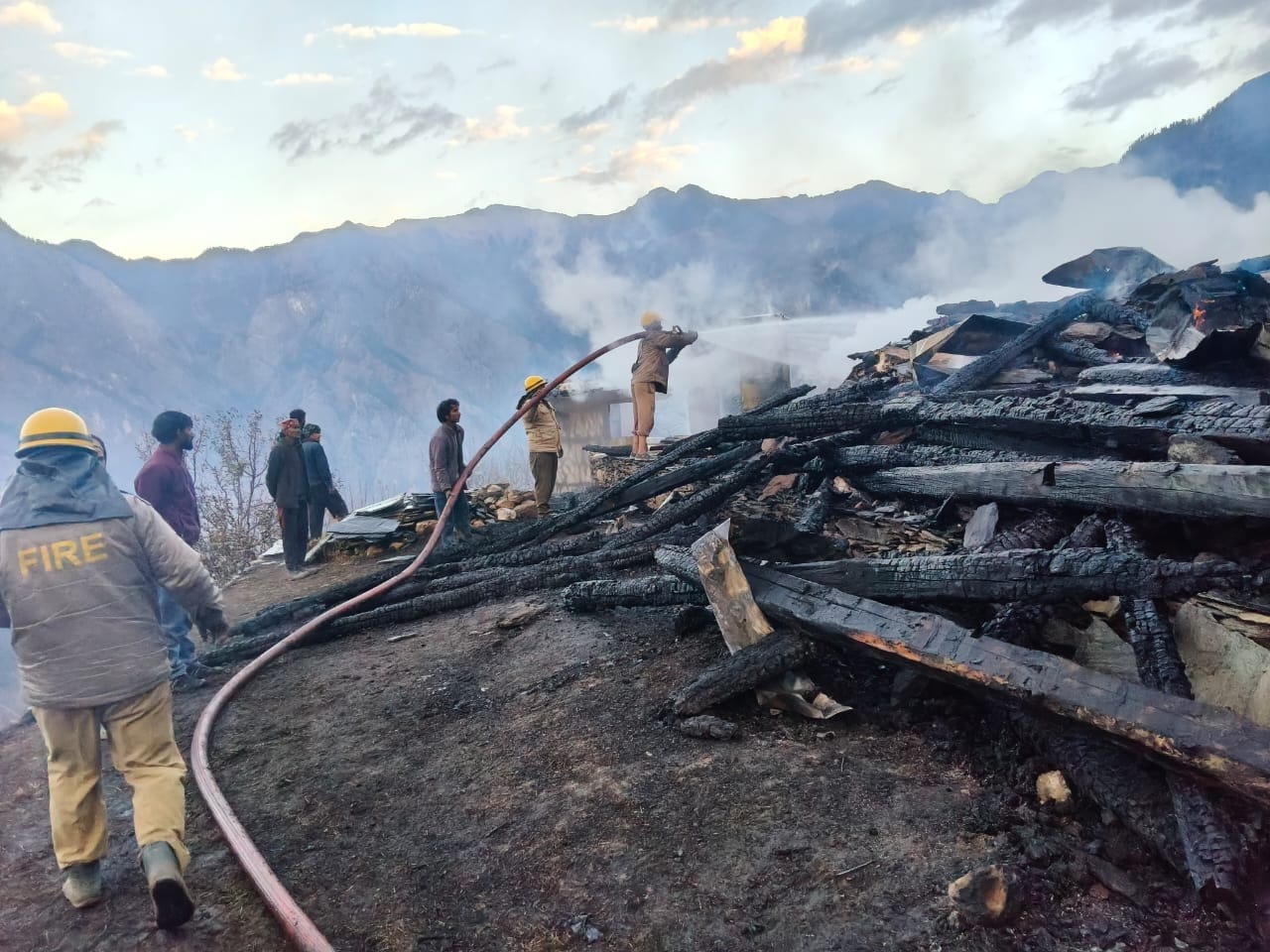 मणिकर्ण घाटी के ढडेई गांव में मकान में लगी आग को बुझाने में जुटे फायर कर्मी।-संवाद मणिकर्ण घाटी के ढडेई गांव में मकान में लगी आग को बुझाने में जुटे फायर कर्मी।-संवाद