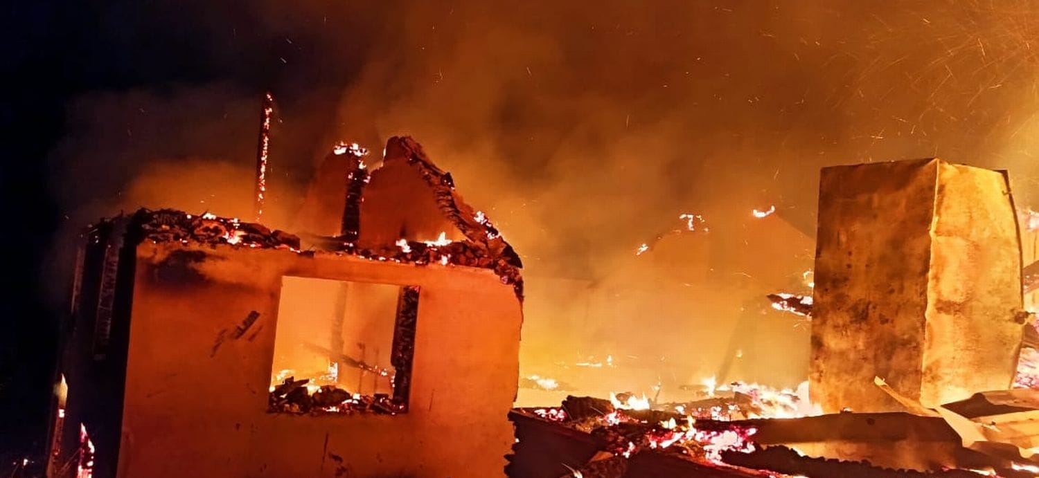 मणिकर्ण घाटी के ढडेई गांव में मकान में लगी आग को बुझाने में जुटे फायर कर्मी।-संवाद मणिकर्ण घाटी के ढडेई गांव में मकान में लगी आग को बुझाने में जुटे फायर कर्मी।-संवाद