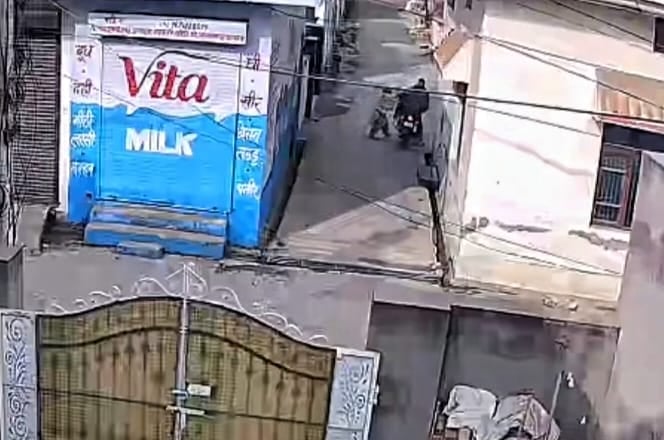 नारायणगढ़ के पंजलासा चौक के निकट बाइक सवार युवक द्वारा बाली झपटने के बाद घायल बुजुर्ग कांता देव नारायणगढ़ के पंजलासा चौक के निकट बाइक सवार युवक द्वारा बाली झपटने के बाद घायल बुजुर्ग कांता देव