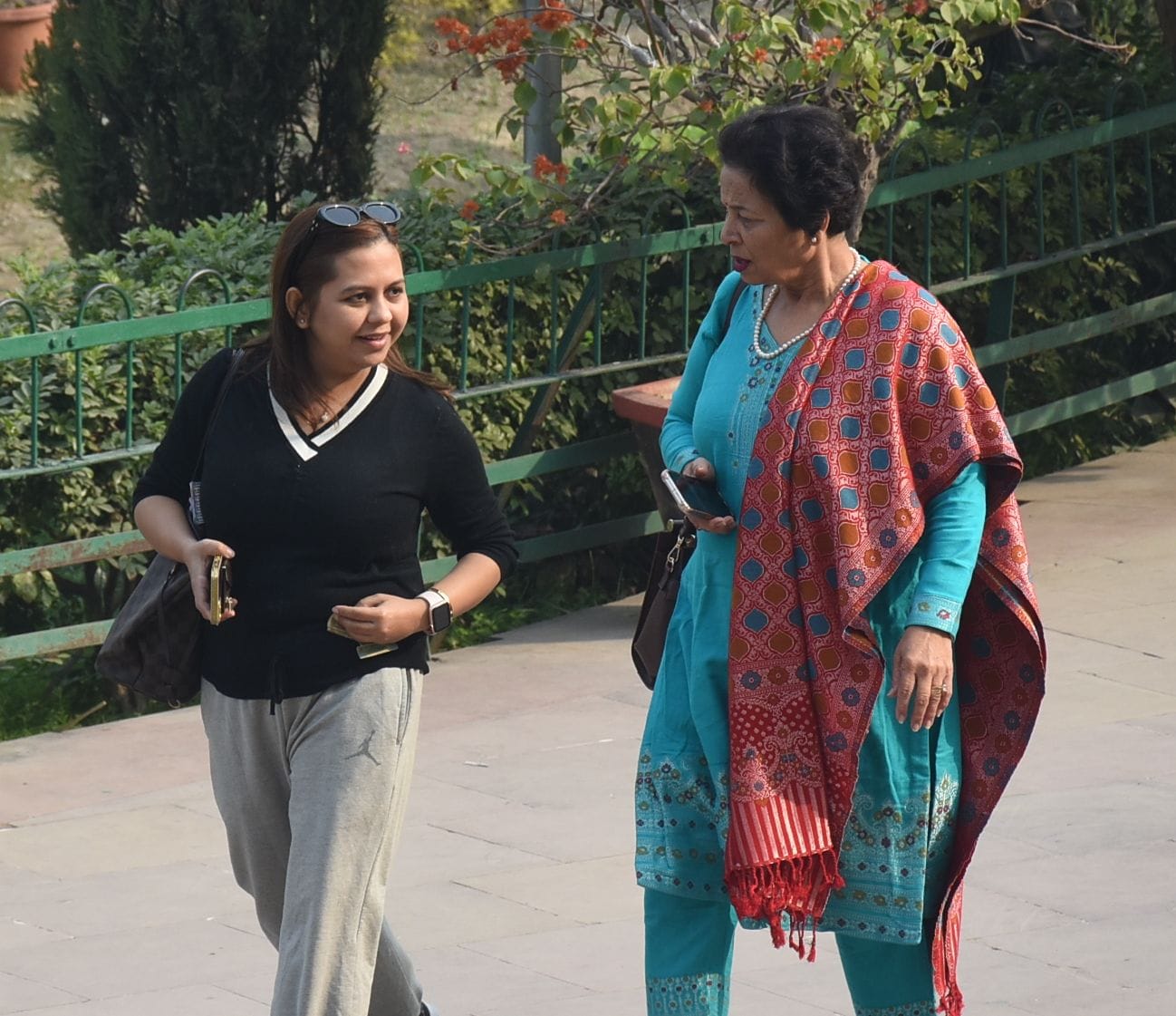 रविवार को दिन में खिली धूप के बीच इमामबाड़ा टहलते पर्यटक। रविवार को दिन में खिली धूप के बीच इमामबाड़ा टहलते पर्यटक।