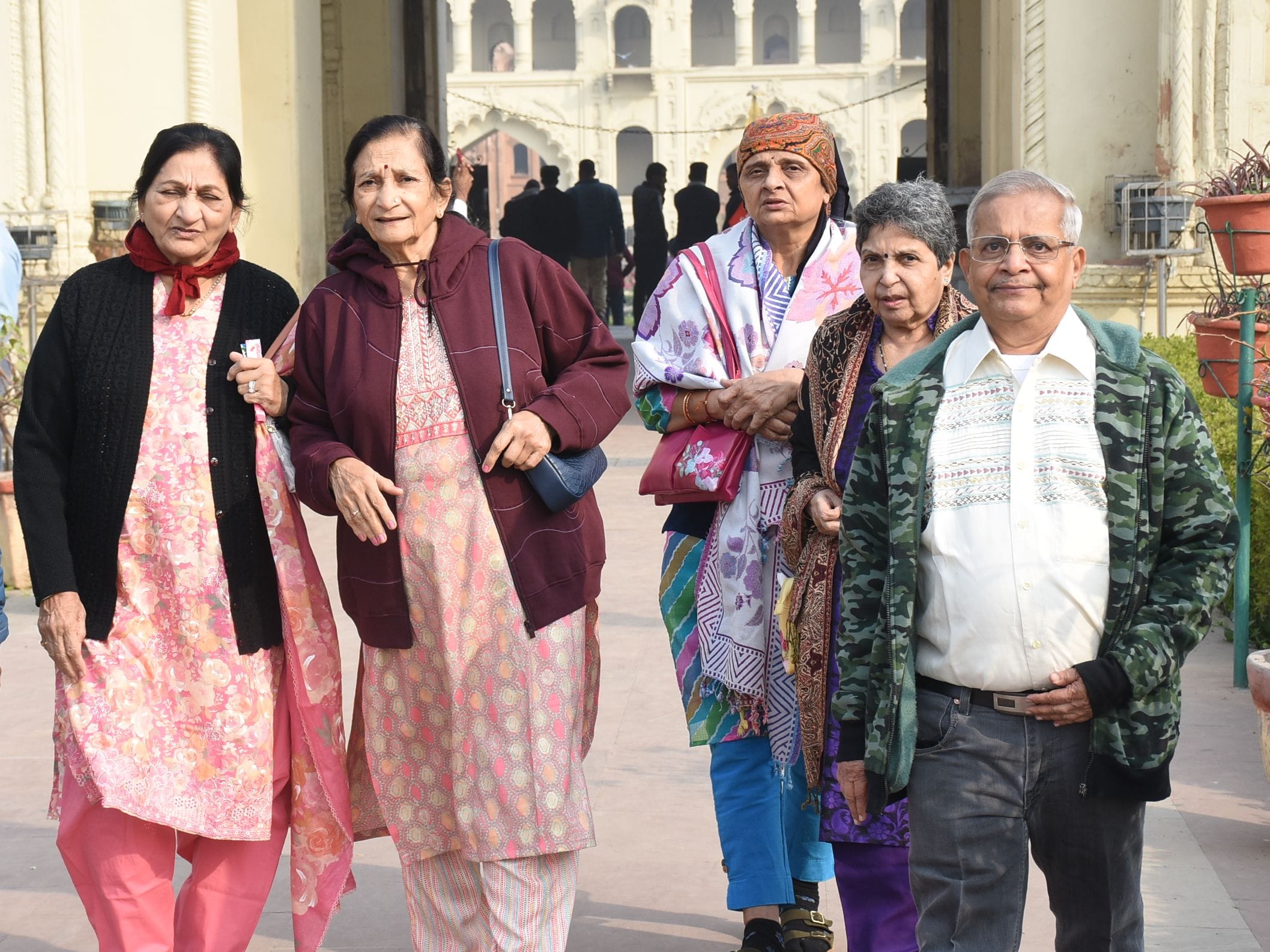 रविवार को दिन में खिली धूप के बीच इमामबाड़ा टहलते पर्यटक। रविवार को दिन में खिली धूप के बीच इमामबाड़ा टहलते पर्यटक।