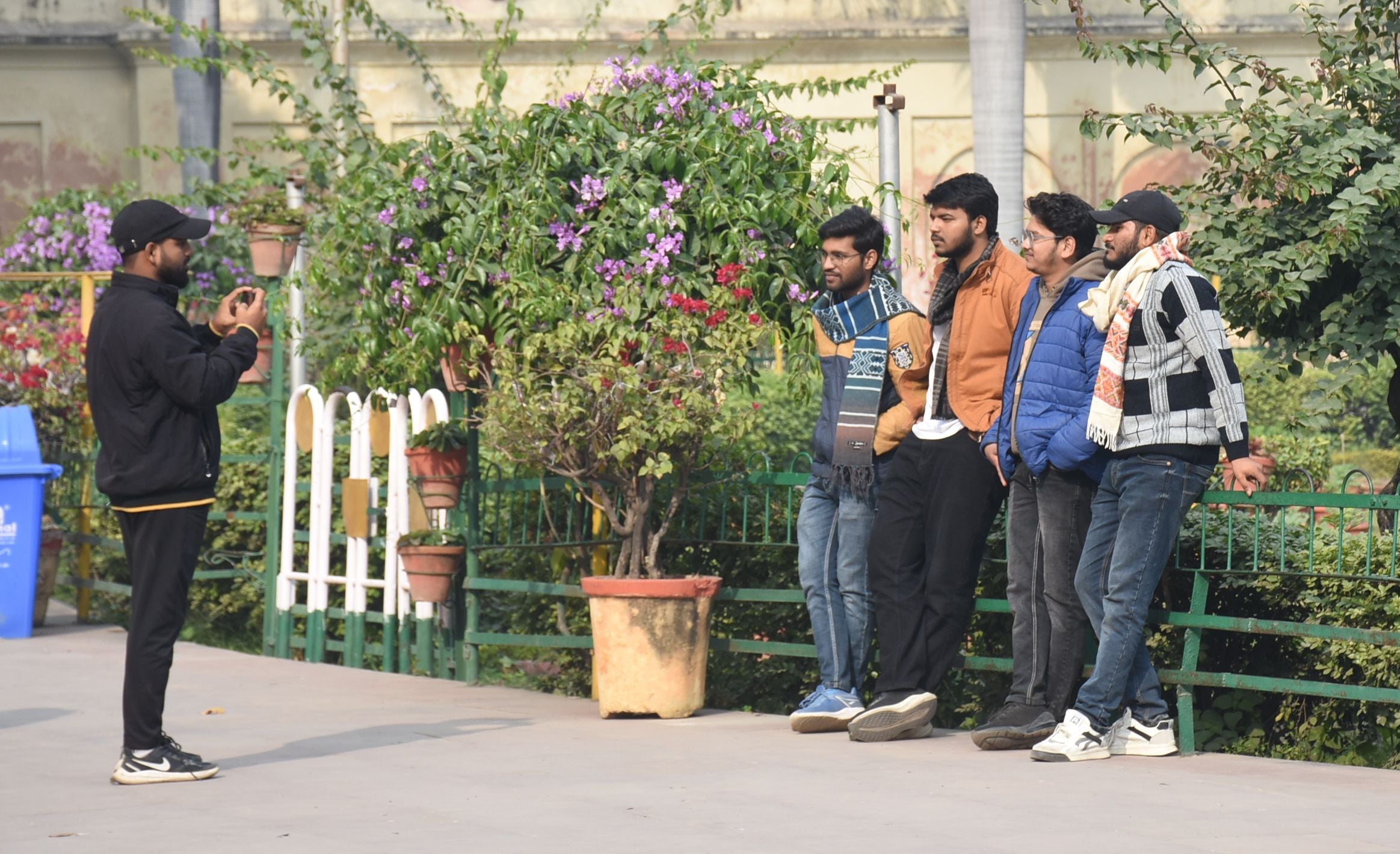 रविवार को दिन में खिली धूप के बीच इमामबाड़ा टहलते पर्यटक। रविवार को दिन में खिली धूप के बीच इमामबाड़ा टहलते पर्यटक।