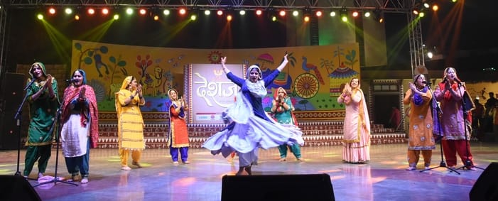 सोनचिरैया संस्था की ओर से लोहिया पार्क में आयोजित दो दिवसीय आयोजन की अंतिम शाम म्यूजिकल ड्रामा सोनचिरैया संस्था की ओर से लोहिया पार्क में आयोजित दो दिवसीय आयोजन की अंतिम शाम म्यूजिकल ड्रामा